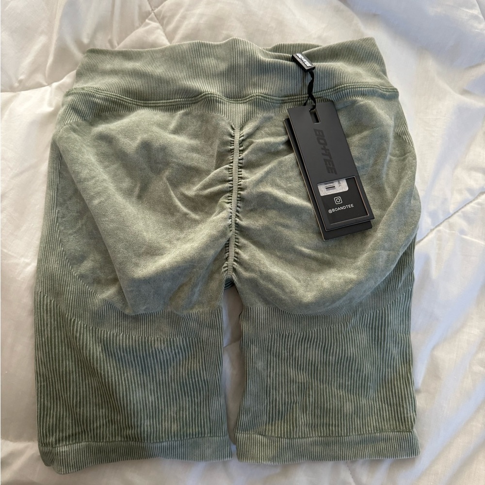 Bo & Tee Booty Scrunch Mid Thigh Bike Shorts